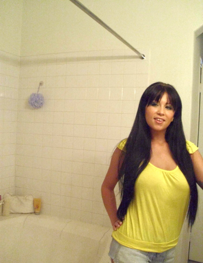 Фото дерзкой загорелой милашки с возбуждающей киской и большой грудью – фото 30