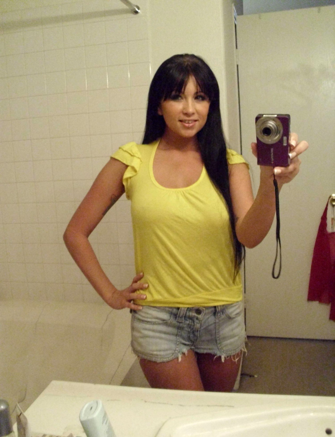 Фото дерзкой загорелой милашки с возбуждающей киской и большой грудью – фото 39