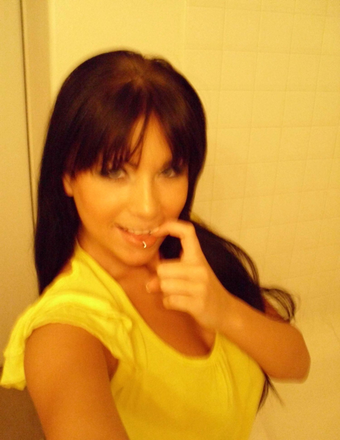 Фото дерзкой загорелой милашки с возбуждающей киской и большой грудью – фото 41