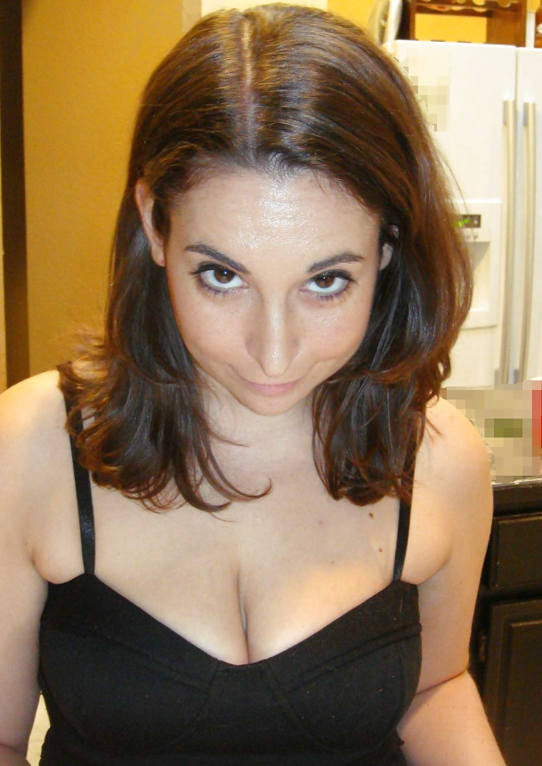 Частное фото женщины с голой грудью и камшотом на попке – фото 4