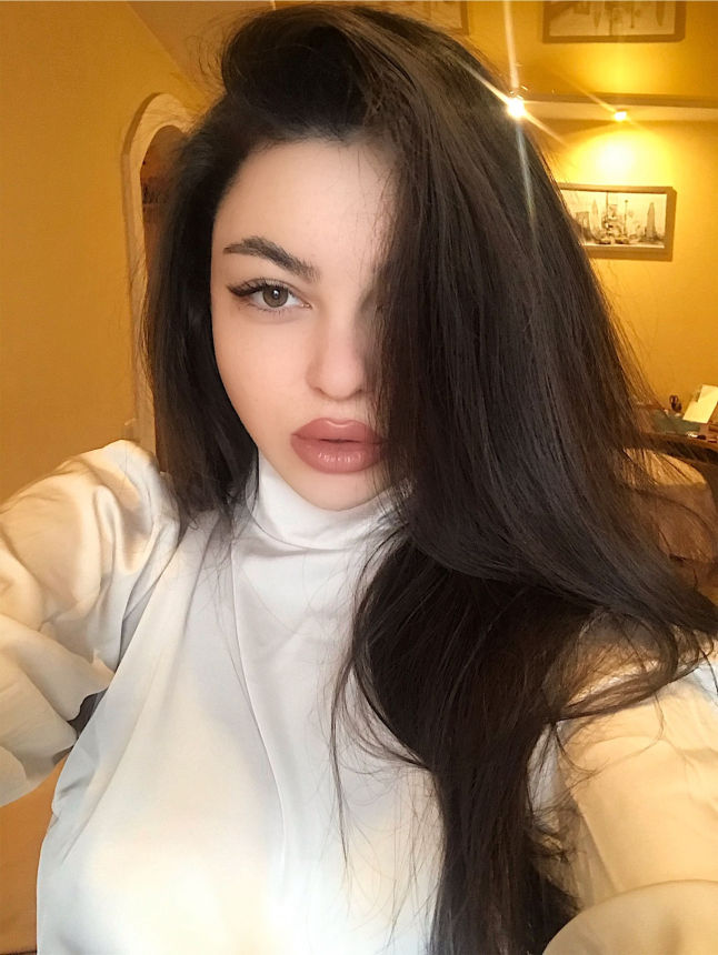 Фото Немного эротики от симпатичной девушки