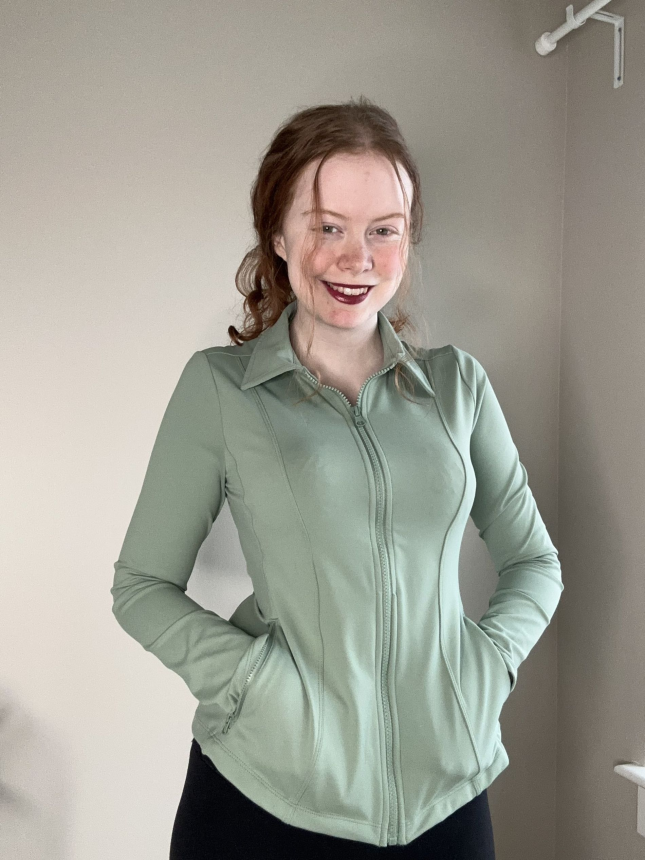 Рыжая молодая девушка с волосатой киской и с красивыми упругими сиськами – фото 2