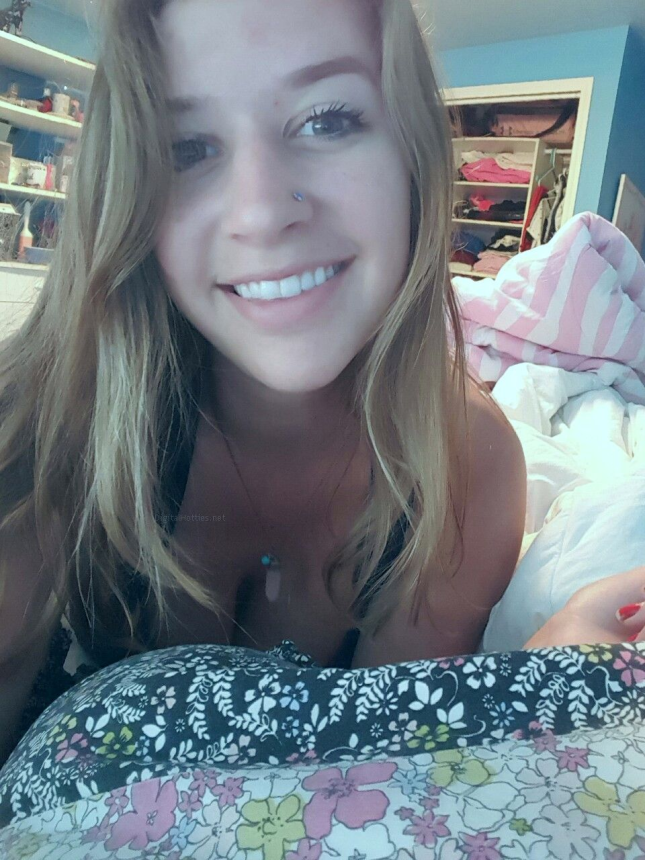 Шикарная грудь молодой девки на селфи – фото 4