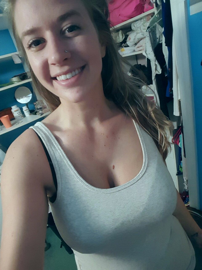 Шикарная грудь молодой девки на селфи – фото 16