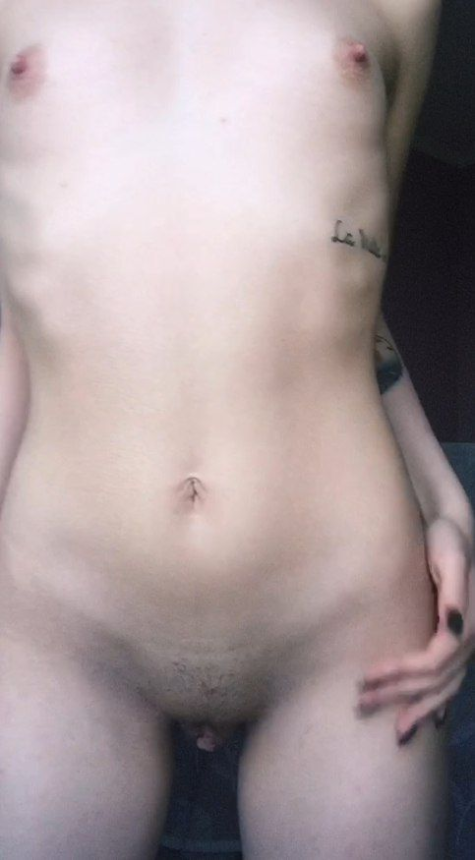 Эротические селфи татуированной девки с упругой попкой – фото 2