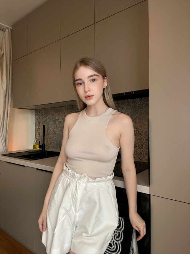 Симпатичная молодая блондинка показала красивую грудь – фото 9