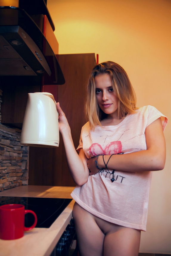 Частное фото секси брюнетки на кухне с мокрой киской – фото 2