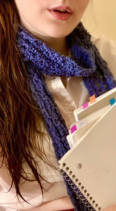 Девушка студентка с большой грудью показывает волосатую пизду – фото 2