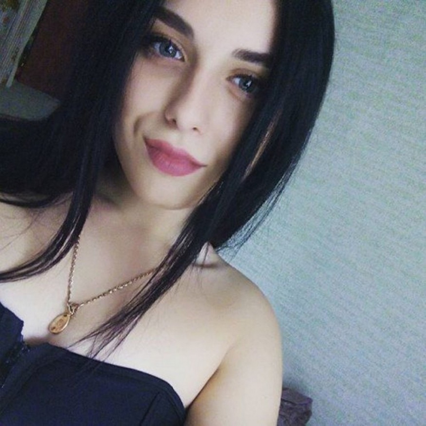 Фото Частное эро селфи с голой красоткой с её маленькими сиськами