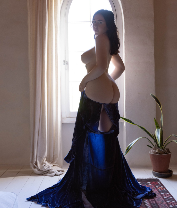 Красивая брюнетка показывает свои упругие сиськи и классную задницу – фото 15