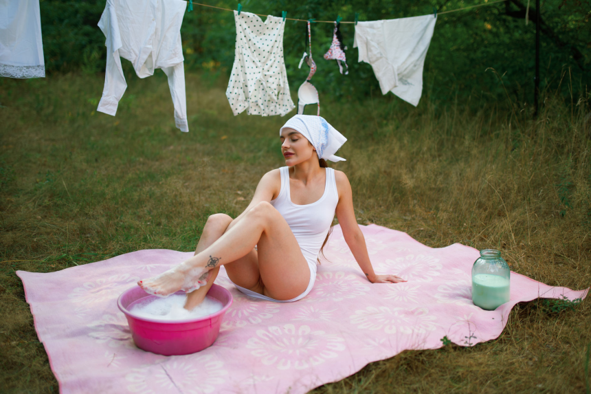 Красиво фотографирует свою голую жену для домашнего фотоархива – фото 29