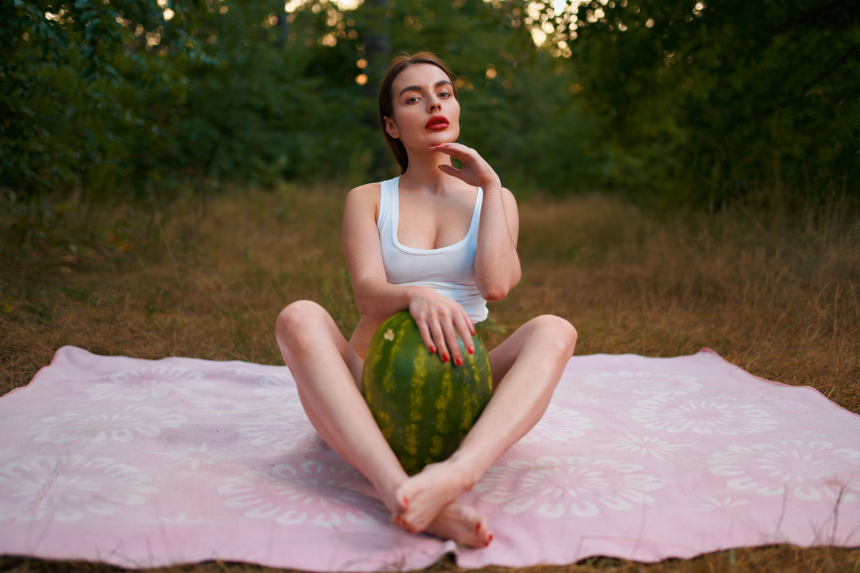 Красиво фотографирует свою голую жену для домашнего фотоархива – фото 80