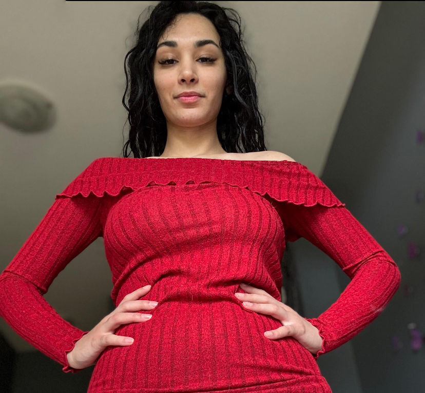 Фото Сексуальная красотка с обворожительной грудью и обильной растительностью в интимной зоне