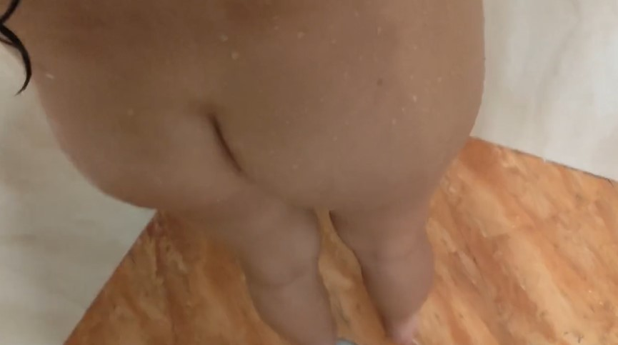 Фото Я подглядываю за соседкой, когда она принимает ванну и трахаю ее в душе