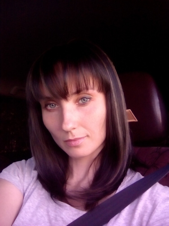 Фото Брюнетка показала все свои сиськи и волосатую киску