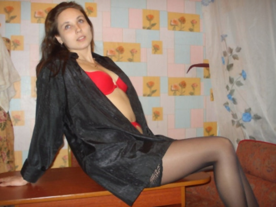 Брюнетка показала все свои сиськи и волосатую киску – фото 3