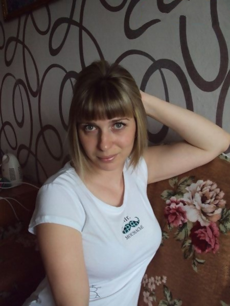 Фото Жена раздевается перед камерой и показывает свое обнаженное тело