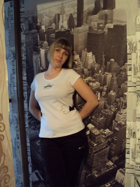 Жена раздевается перед камерой и показывает свое обнаженное тело – фото 5