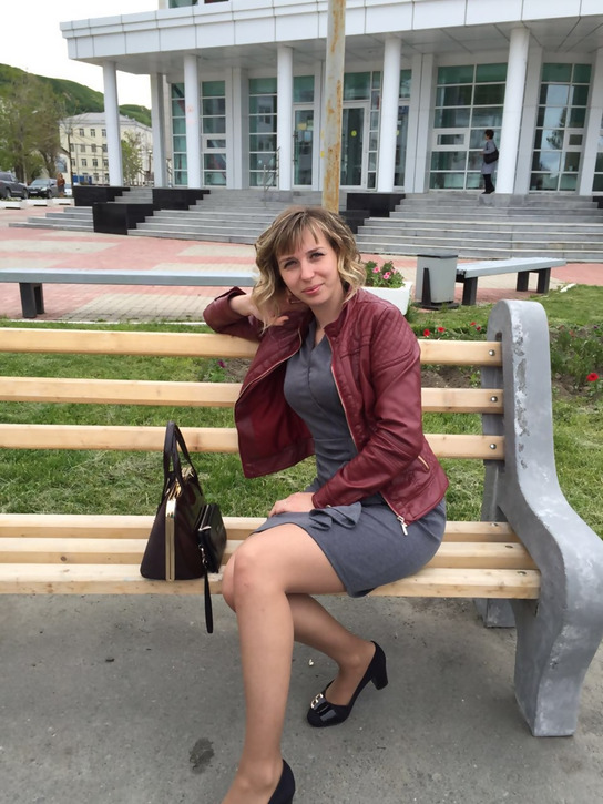 Жена раздевается перед камерой и показывает свое обнаженное тело – фото 6