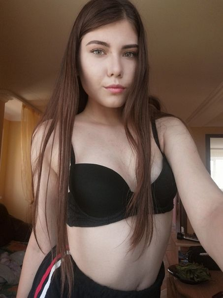 Молодая брюнетка с небольшой грудью позирует обнаженной – фото 2