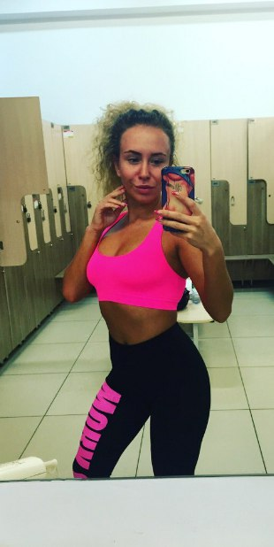 Стройная дама наслаждается позированием без одежды – фото 13