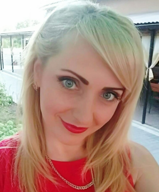 Фото Привлекательная и изящная блондинка демонстрирует свою интимную зону