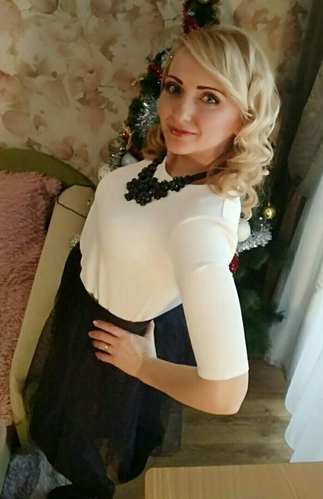 Привлекательная и изящная блондинка демонстрирует свою интимную зону – фото 2