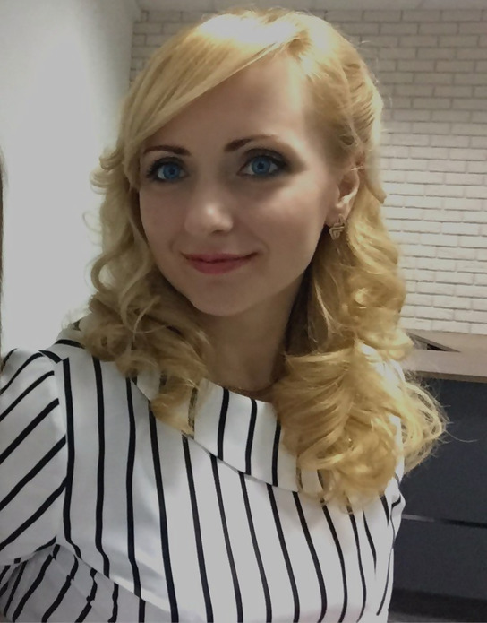 Привлекательная и изящная блондинка демонстрирует свою интимную зону – фото 3