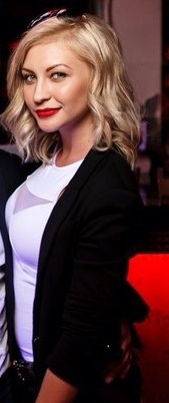 Симпатичная блондинка делает быстрый минет любовнику – фото 3