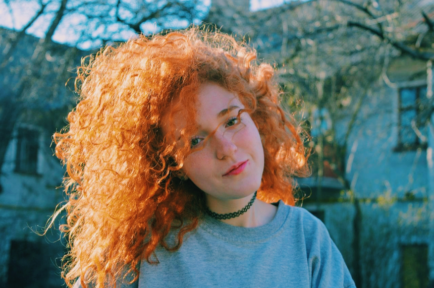 Фото Симпатичная рыжеволосая девушка с прекрасной грудью и идеальной фигурой