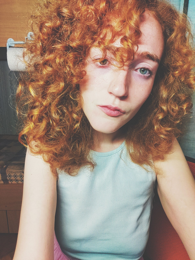 Симпатичная рыжеволосая девушка с прекрасной грудью и идеальной фигурой – фото 2