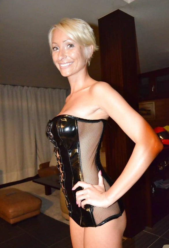 Зрелая женщина показывает свою отличную форму и удовлетворяет партнера – фото 3