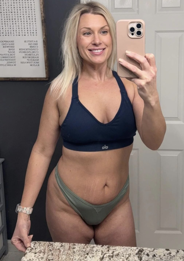 Голая блондинка: домашние фото взрослой женщины – фото 6