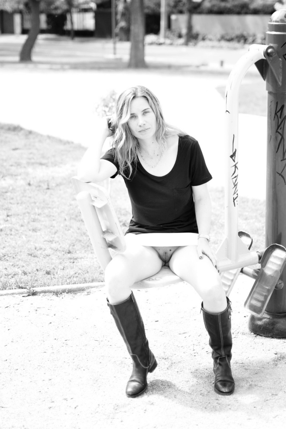 Интимные фотографии привлекательной женщины, демонстрирующей свою интимную зону – фото 8