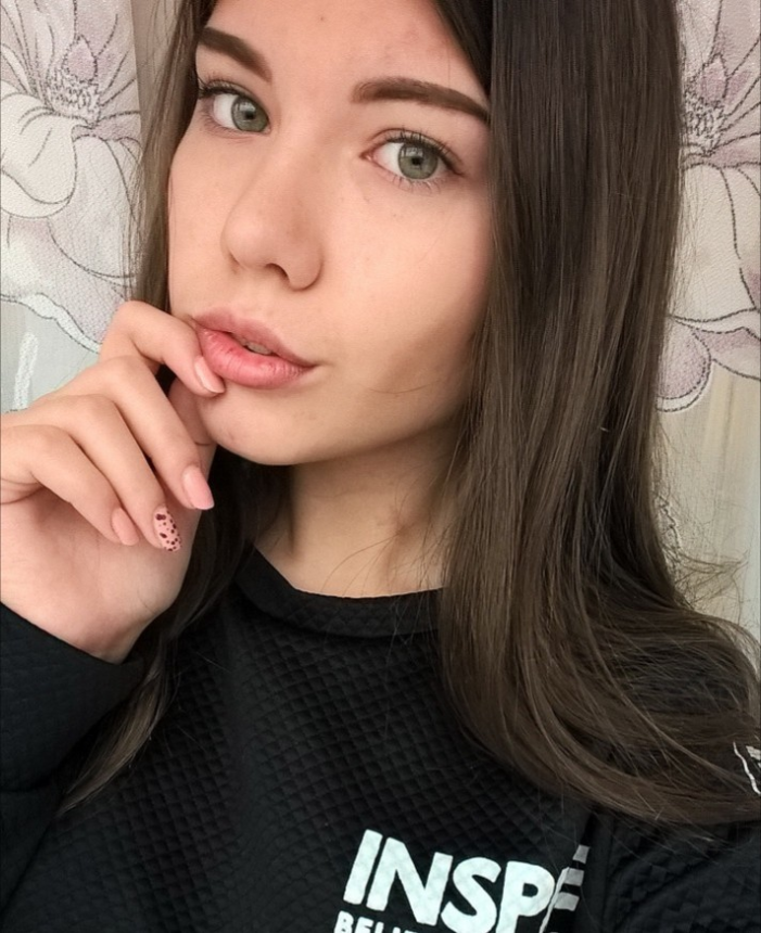 Фото Молодая брюнетка с небольшой грудью позирует обнаженной