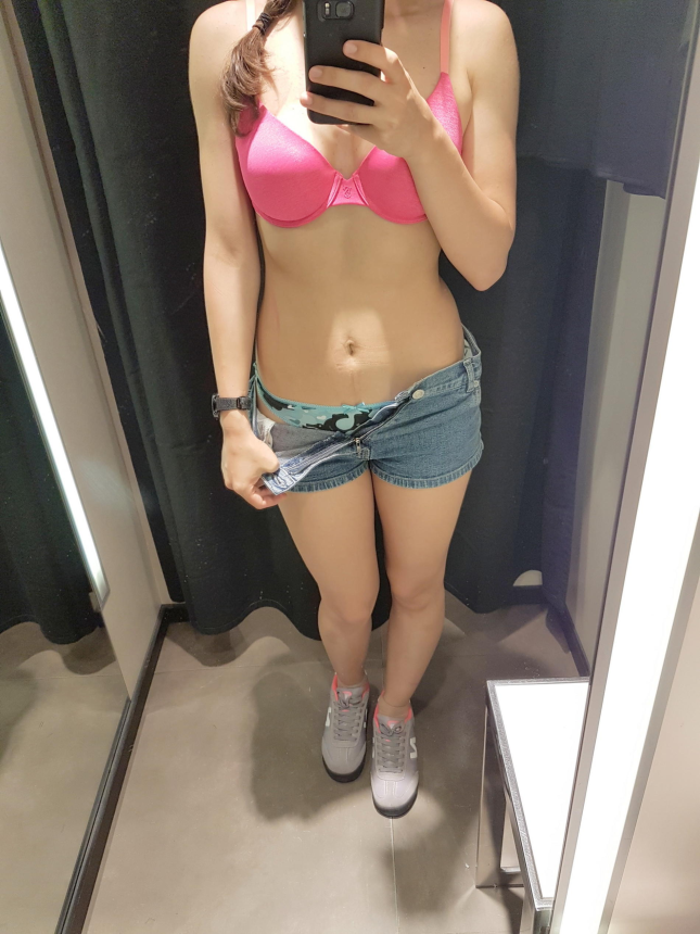 Подглядывая в зеркало, я сняла шорты и продемонстрировала свои мокрые трусики и возбужденную киску – фото 2