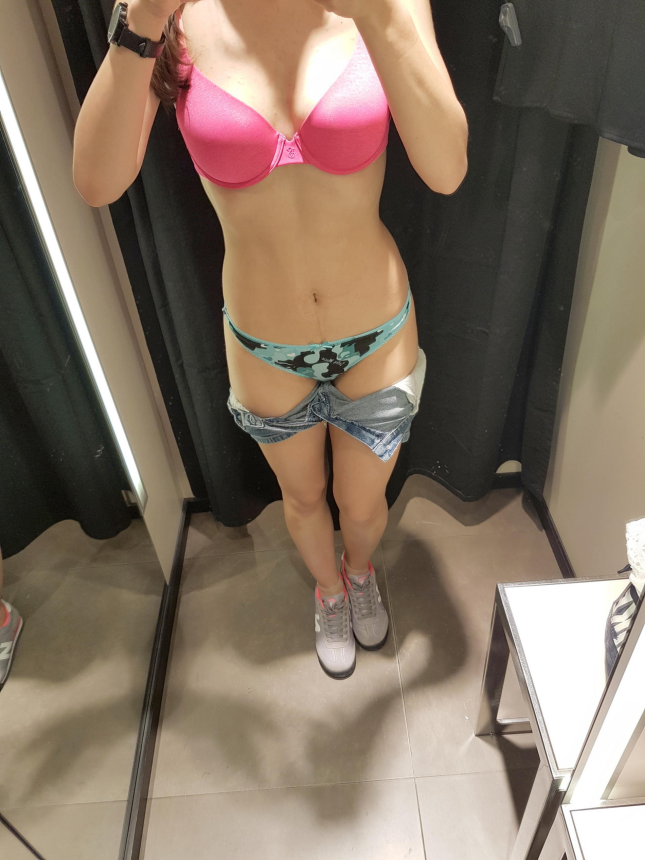 Подглядывая в зеркало, я сняла шорты и продемонстрировала свои мокрые трусики и возбужденную киску – фото 5