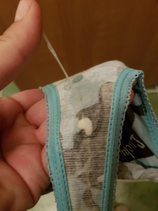 Подглядывая в зеркало, я сняла шорты и продемонстрировала свои мокрые трусики и возбужденную киску – фото 17