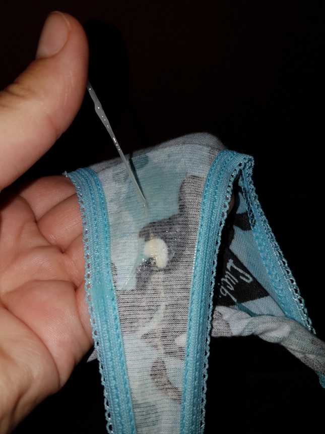 Подглядывая в зеркало, я сняла шорты и продемонстрировала свои мокрые трусики и возбужденную киску – фото 18