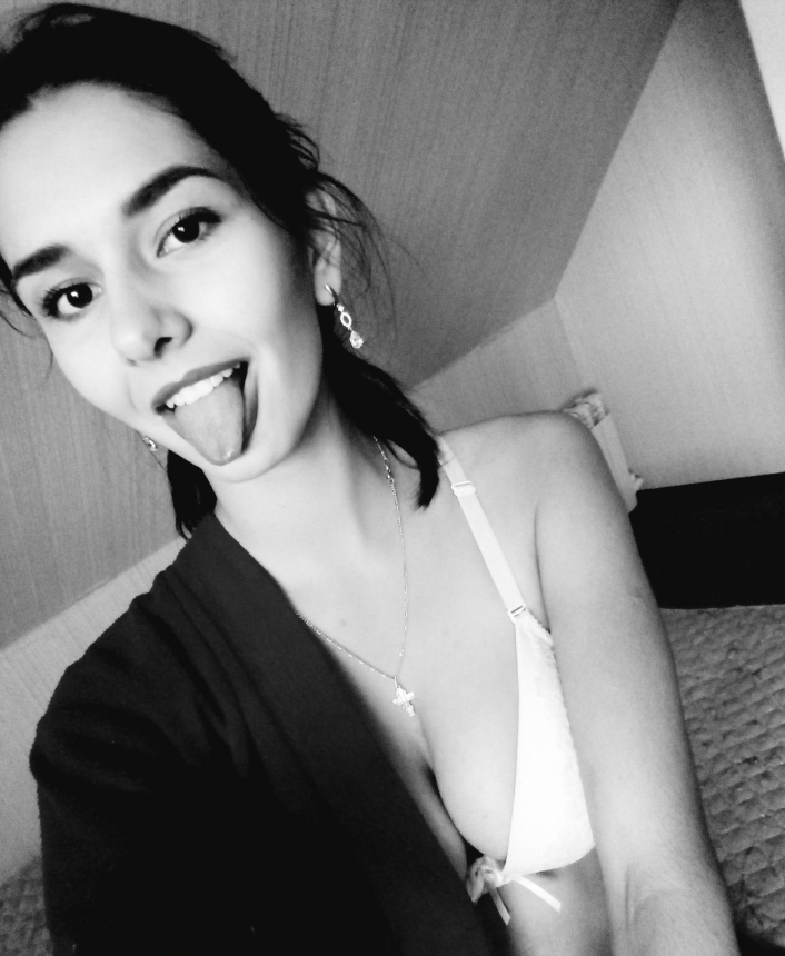 Прекрасные сиськи обнаженной красавицы в разнообразных ракурсах – фото 1