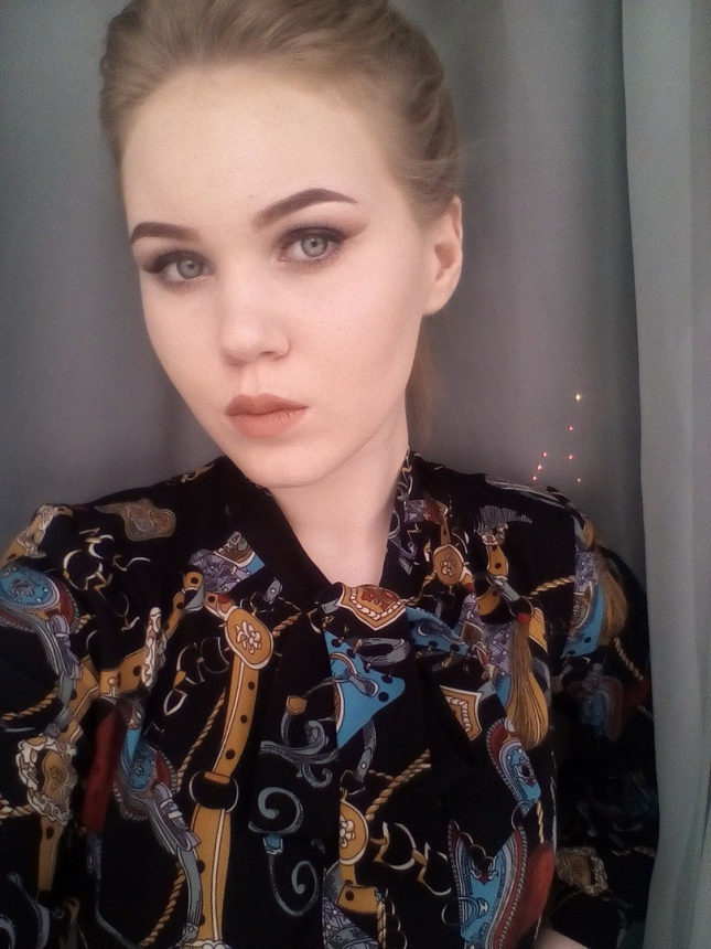 Обнаженная красотка на эротических фотографиях с влажной интимной зоной – фото 9