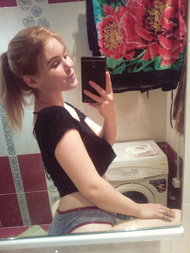 Обнаженная красотка на эротических фотографиях с влажной интимной зоной – фото 10