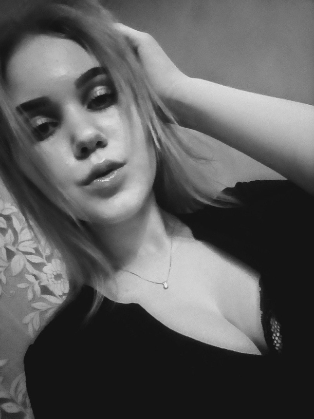 Обнаженная красотка на эротических фотографиях с влажной интимной зоной – фото 12