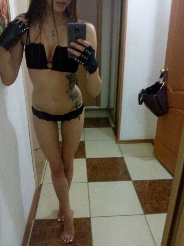 Интимное фото с обнаженной девушкой, показывающей свои груди – фото 3