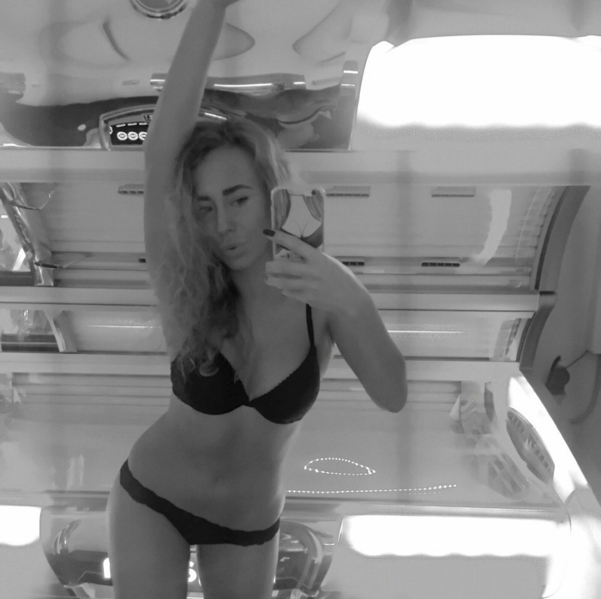 Стройная дама наслаждается позированием без одежды – фото 3