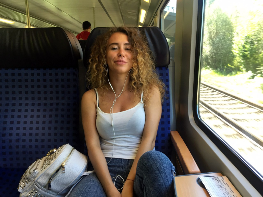 Стройная дама наслаждается позированием без одежды – фото 2