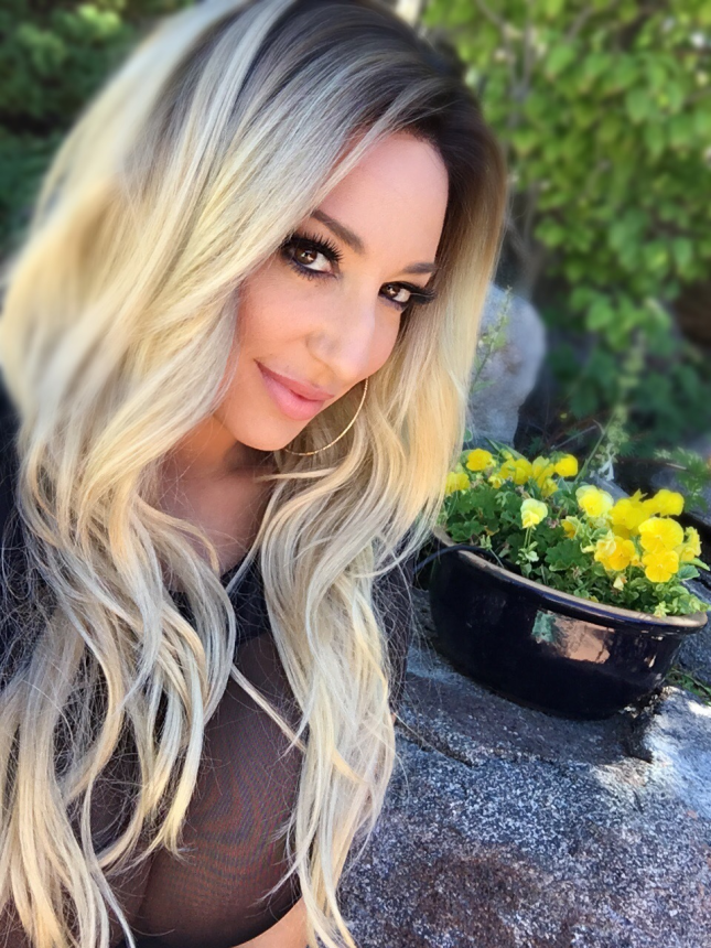 Привлекательные формы милфы - это то, что привлекает мужчин, желающих насладиться близкими контактами с ее женскими прелестями – фото 15