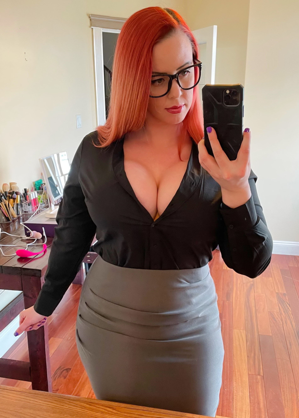 Фото Привлекательная женщина с отличной фигурой, которая окрасила волосы в яркий рыжий цвет