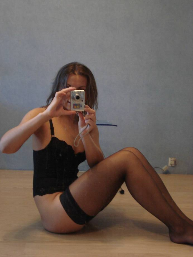 Привлекательная дама с волосатой киской делает фото на камеру в своем доме – фото 2