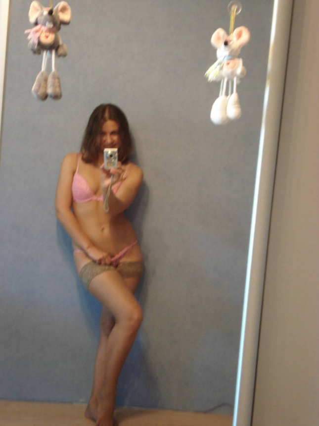 Привлекательная дама с волосатой киской делает фото на камеру в своем доме – фото 4